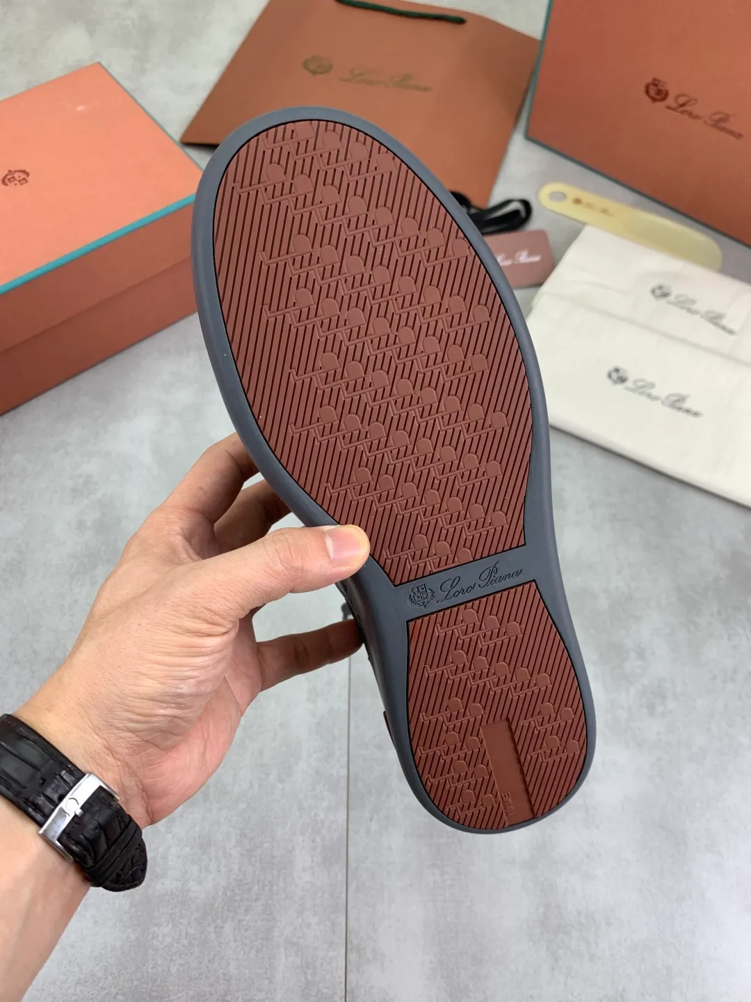 Men's men's shoes 💰P560 New style 💰High quality The latest casual shoes Loro Piana 💯Top grade💯Buy the original copy💯 Founded the existing Loro Piana company on April 24, 1924. It is now the sixth generation of family business, providing top quality products to customers who are discerning in taste and quality. Imported original fly woven fabric with cowhide fabric, plain calfskin lining. Hand-sewn thread with cowhide feet. Original packaging. Number of yards: 38-44 (customized for 45 and 46). 2️⃣ colors available.